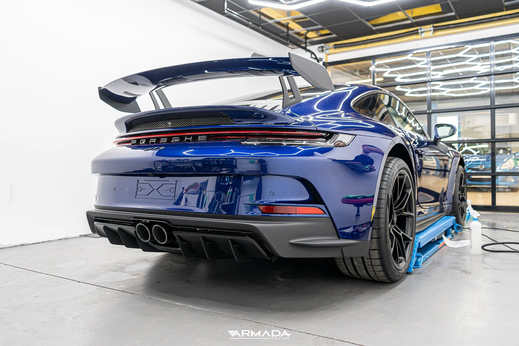 bodyfence sur cette Porsche 911 992 GT3 de chez Hexis par Armada Racing