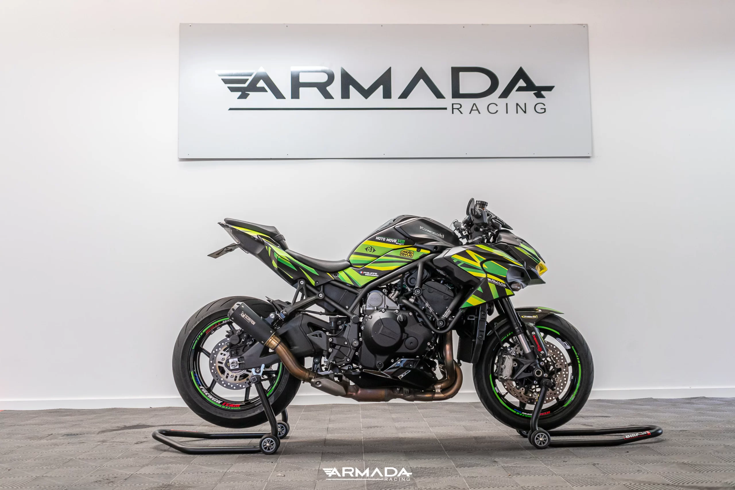 kawazaki zh2 personnalisé par Armada Racing grâce à un kit déco personnalisé